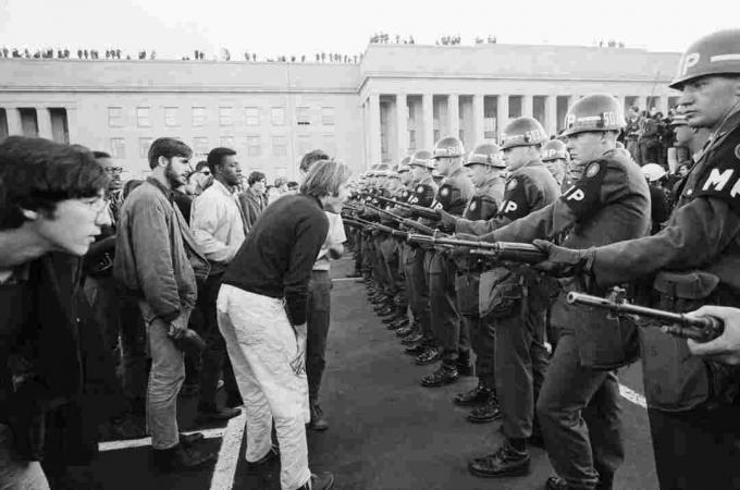 Fotografía de manifestantes en el Pentágono en 1967