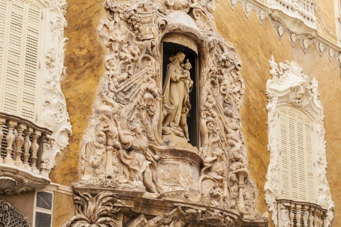 El Museo Nacional de Cerámica González Martí está ubicado en un palacio que data del siglo XV y fue restaurado en 1740 en estilo rococó con una magnífica entrada de alabastro.