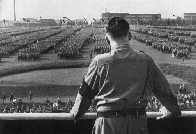Fuhrer alemán y líder nazi Adolf Hitler se dirige a los soldados en un mitin nazi en Dortmund, Alemania