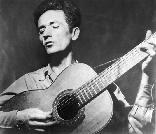 Woody Guthrie tocando la guitarra