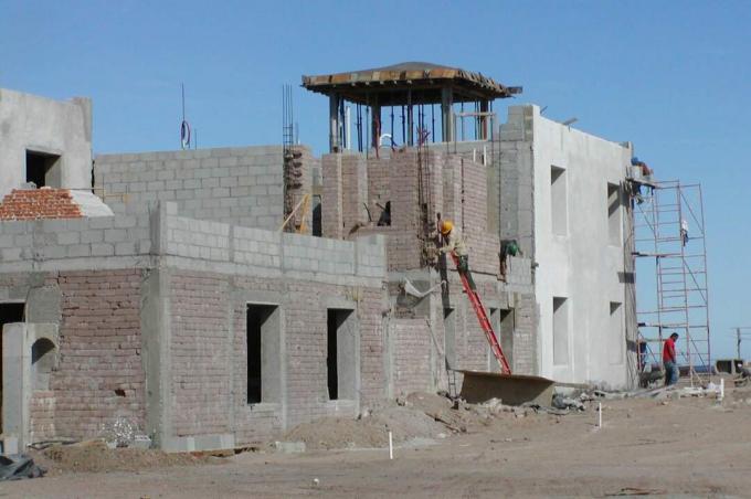 construcción de residencia utilizando bloques de tierra y bloques de cemento