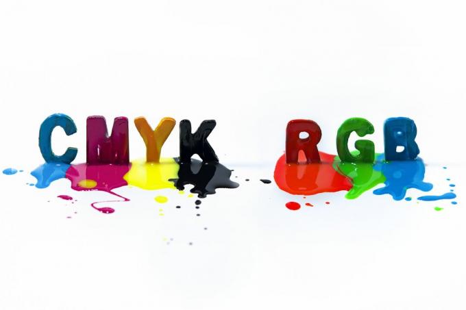 Letras mayúsculas CMYK RGB multicolores