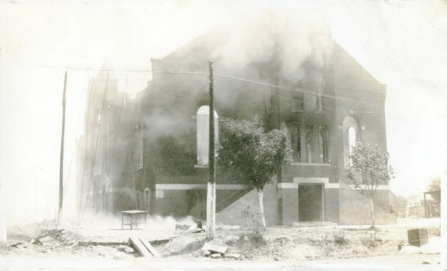 Iglesia del distrito de Greenwood dañada tras la masacre racial de Tulsa, Tulsa, Oklahoma, junio de 1921.