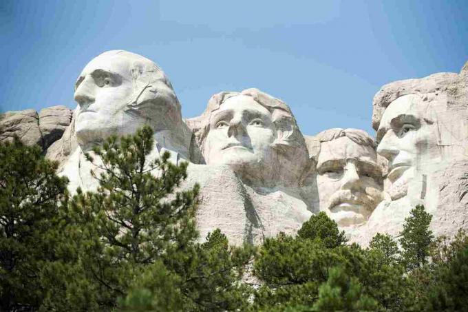 Vista de ángulo bajo del monumento nacional de Mt Rushmore contra el cielo despejado