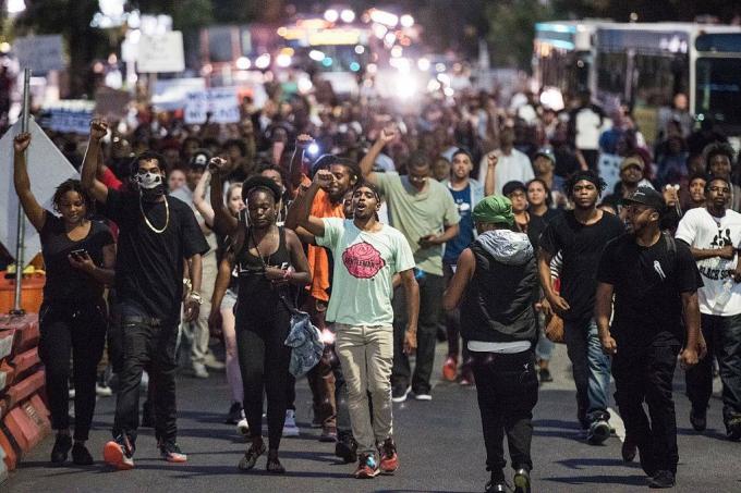 Las protestas estallan en Charlotte después del tiroteo policial