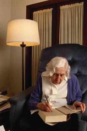 La escritora Eudora Welty escribiendo en su sala de estar