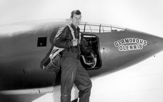 Chuck Yeager en traje de vuelo parado frente a Bell X-1.