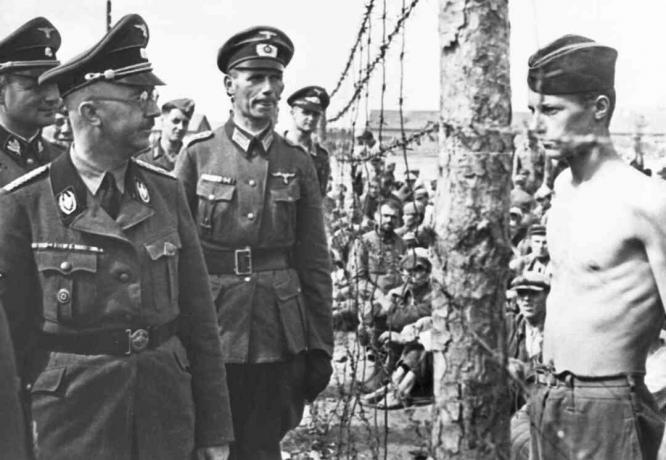 Foto de Heinrich Himmler inspeccionando el campo con prisioneros rusos