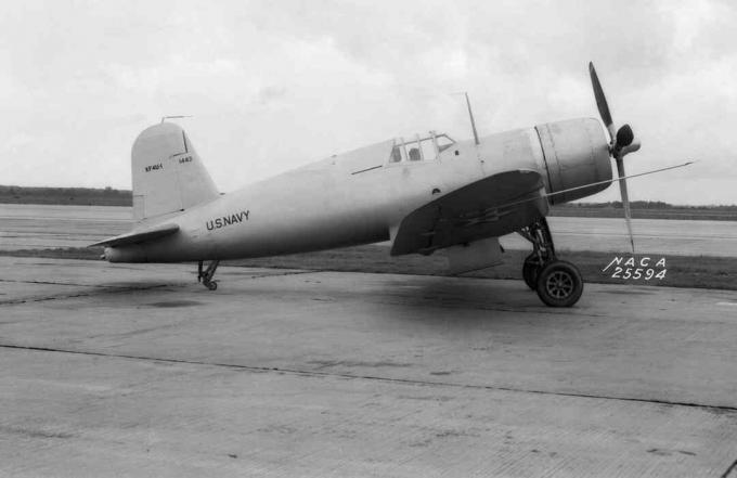 Chance Vought XF4U-1 Corsair prototipo sentado en el asfalto.