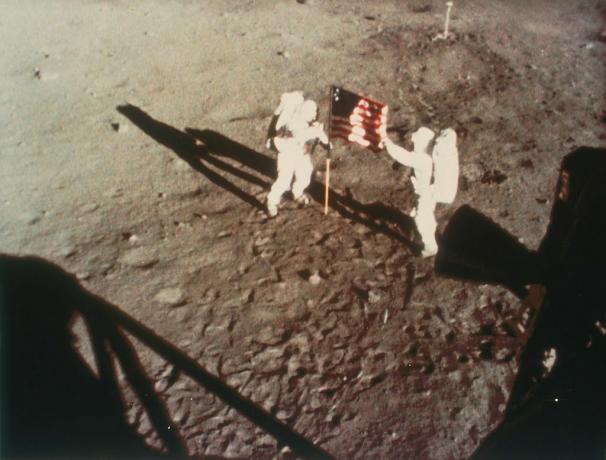Armstrong y Aldrin despliegan la bandera estadounidense en la luna, 1969