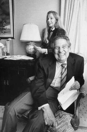 Octavio Paz con su esposa Marie-José después de ganar el Premio Nobel