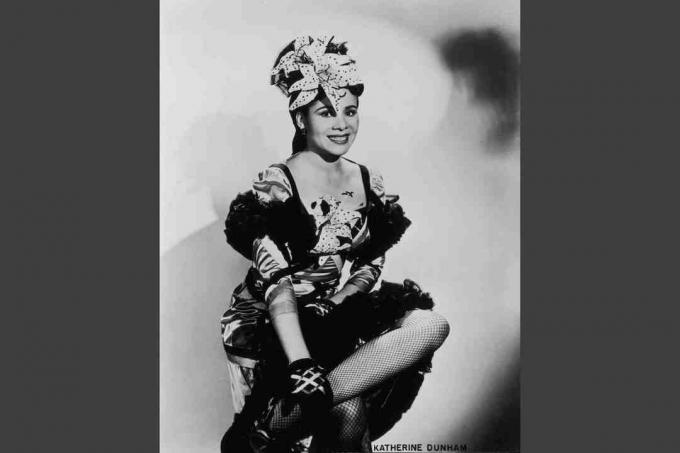 Katherine Dunham alrededor de 1945, vestida con traje de baile con mechones de volantes y orquídeas artificiales.