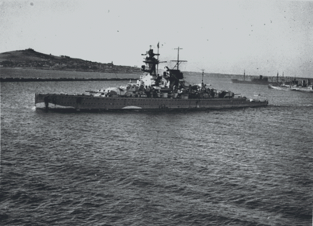 El acorazado de bolsillo Almirante Graf Spee humeante en el Río de la Plata, América del Sur con el envío en el fondo.