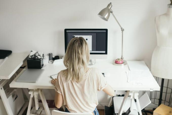 Profesional de diseño femenino con computadora en casa