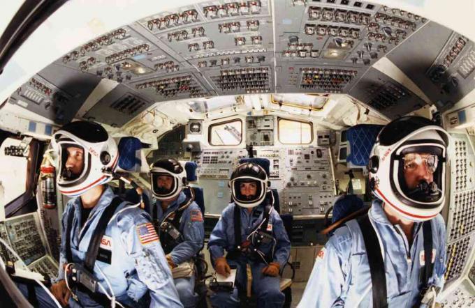 Astronautas del transbordador espacial estadounidense antes del trágico vuelo