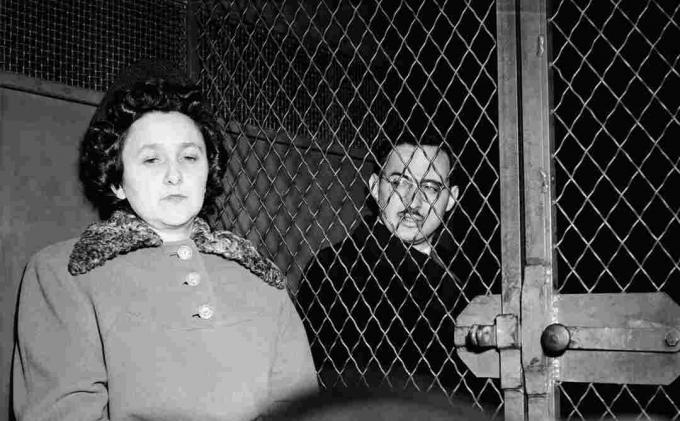 Fotografía de noticias de Ethel y Julius Rosenberg en la camioneta de la policía.