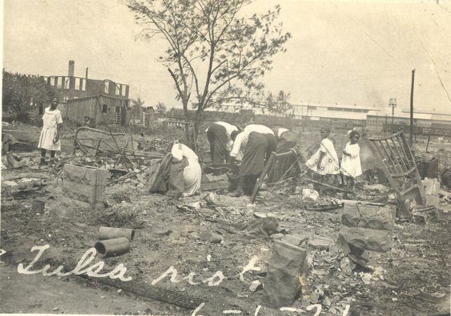 Personas buscando entre los escombros después de la masacre racial de Tulsa, Tulsa, Oklahoma, junio de 1921.
