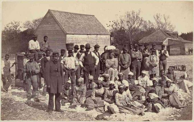 Fotografía de esclavos en una plantación.