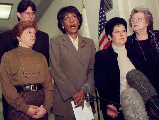 Las abuelas de Elián González se reúnen con la congresista Maxine Waters, 2000