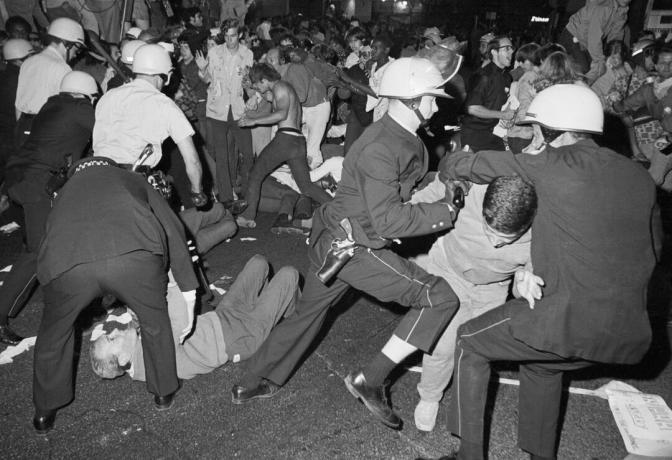 Policías y manifestantes en Chicago en 1968