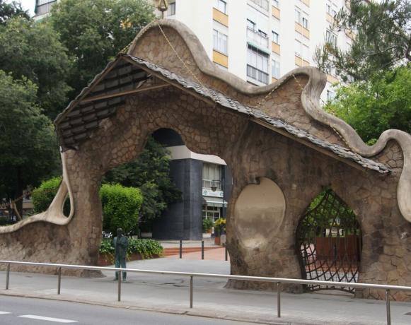 La entrada a la Finca Miralles, ahora arte público en Barcelona, ​​por Antoni Gaudí