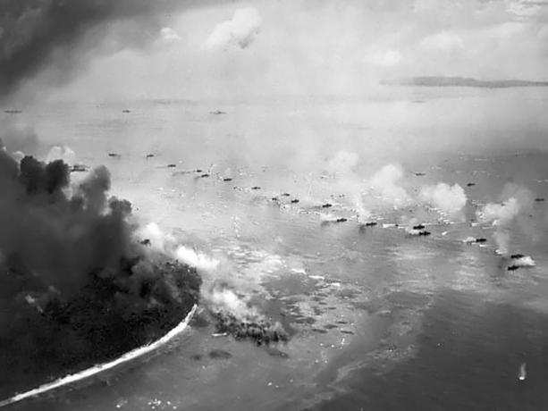 Marines estadounidenses desembarcan en Peleliu