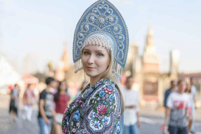 Mujer joven en kokoshnik.