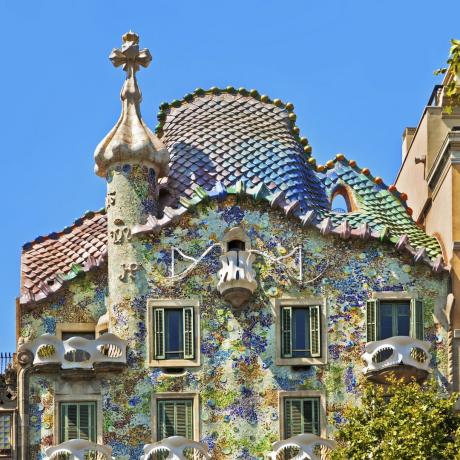 Colorida Casa Batlló de Antoni Gaudí en Barcelona, ​​España