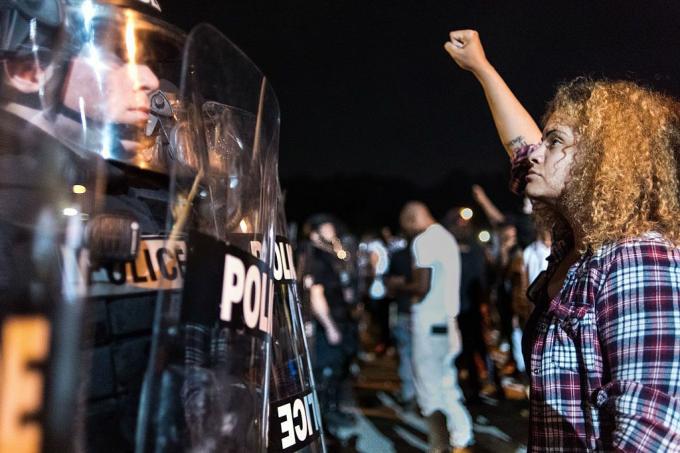 Las protestas estallan en Charlotte después del tiroteo policial