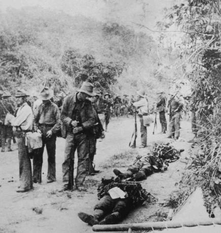 Tropas estadounidenses encuentran tres camaradas muertos al costado de una carretera durante la guerra filipino-estadounidense, circa 1900