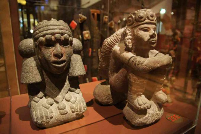 Dos imágenes esculpidas de la diosa del agua azteca, Chalchiuhtlicue, en exhibición en el Tropenmuseum de Amsterdam