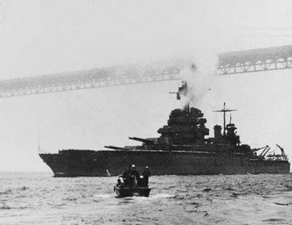 El acorazado USS Colorado pasando bajo el puente Golden Gate.