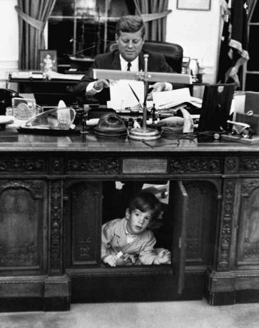 John Kennedy, Jr., explorando el escritorio de su padre