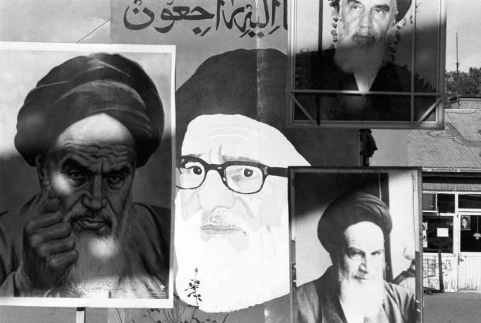En el interior del recinto de la embajada estadounidense se exhiben carteles del ayatolá Khomein.