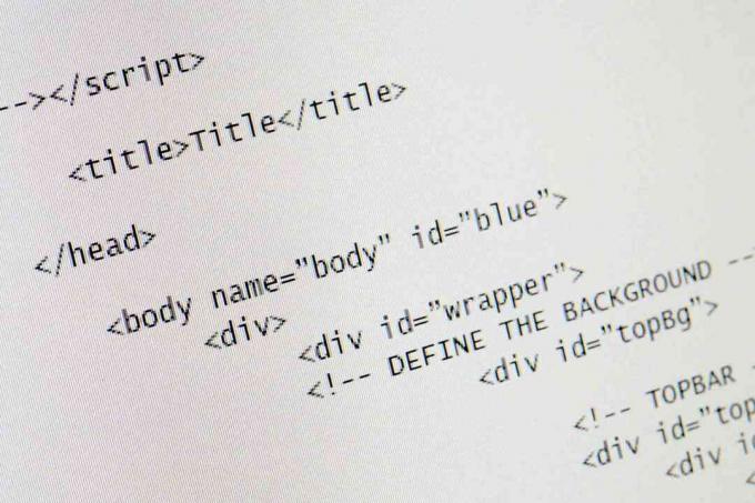 Código HTML sobre un fondo blanco