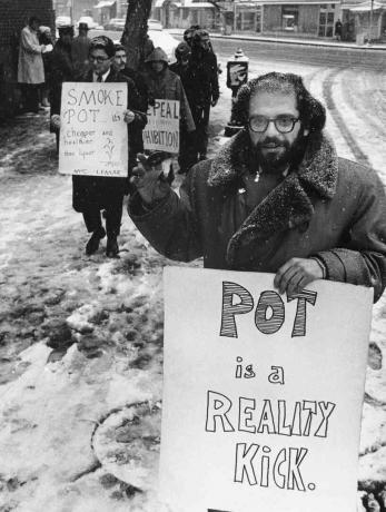 Allen Ginsberg entre los manifestantes en el mitin de la marihuana