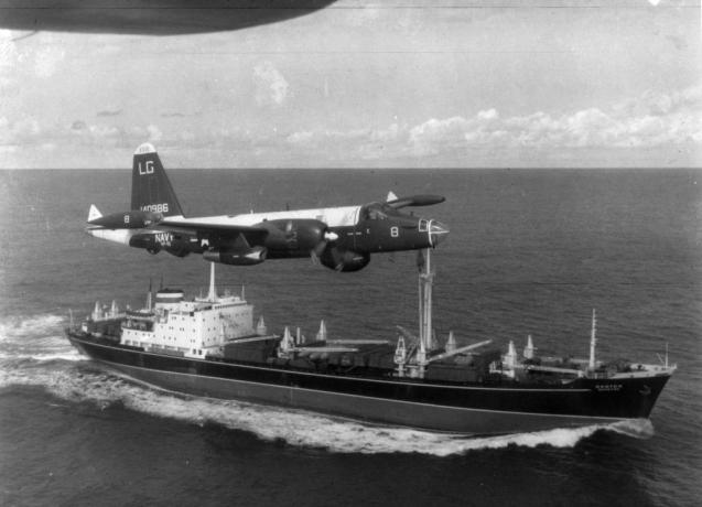 Un avión de patrulla estadounidense P2V Neptune vuela sobre un carguero soviético durante la crisis de los misiles cubanos en esta fotografía de 1962.