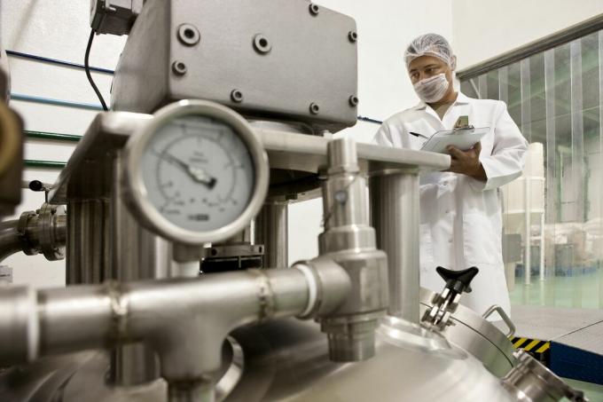 La pasteurización de líquidos ocurre en un sistema cerrado para evitar la contaminación durante el enfriamiento.