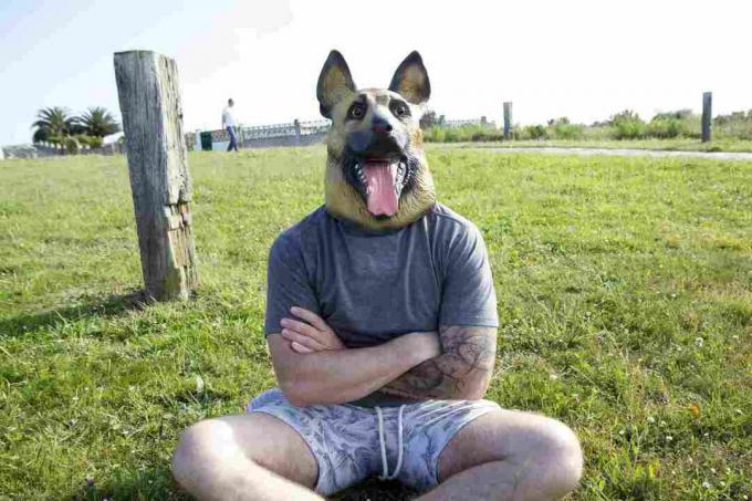 Hombre con máscara de perro