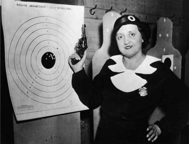 Una de las 105 mujeres policías de Nueva York se encuentra con su arma y su objetivo en el campo de tiro de la policía, Nueva York, 12 de diciembre de 1934.