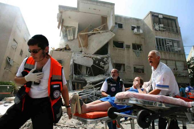 Los heridos son llevados después de un ataque con misiles de Hezbollah el 17 de julio de 2006 en la ciudad de Haifa, en el norte de Israel. Uriel Sinai / Getty Images
