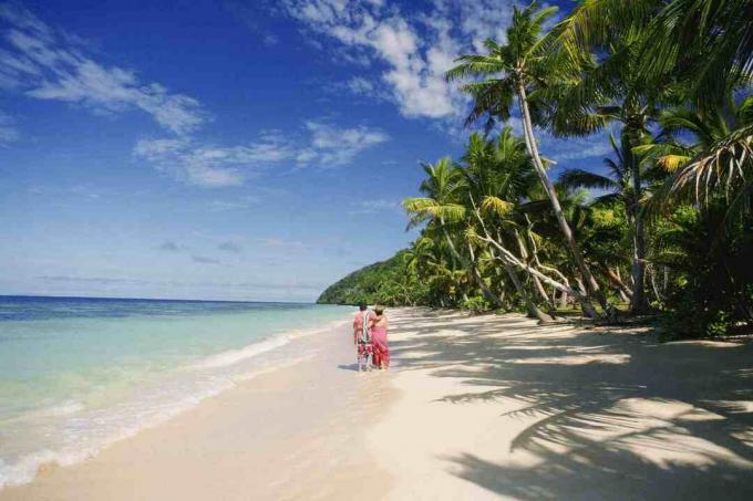 Dos personas de pie en la playa, Fiji