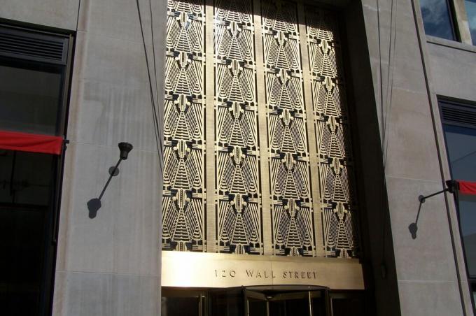 La entrada art deco de metal brillante a 120 Wall Street