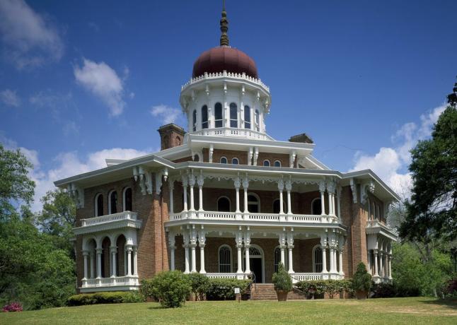 casa octogonal con gran cúpula y porches con columnas en la mayoría de los lados