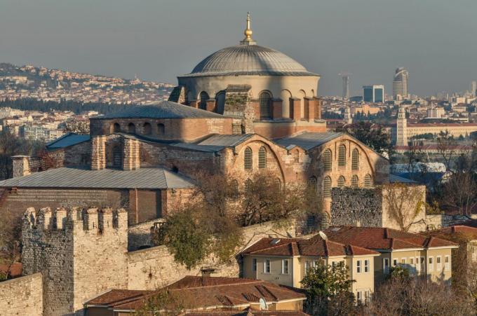 antigua iglesia con cúpula en la ciudad medieval