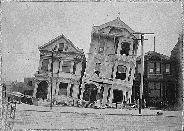 Una imagen de casas que han sido derribadas por el terremoto de San Francisco de 1906.