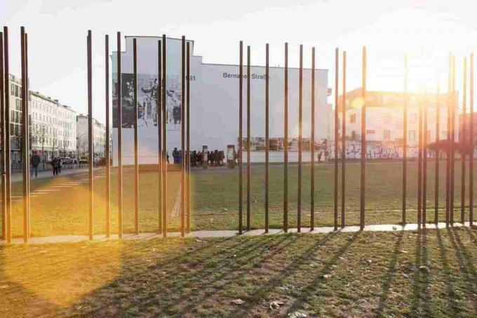 Postes conmemorativos que marcan la línea del muro de Berlín.