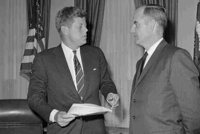 Fotografía del presidente Kennedy y George McGovern