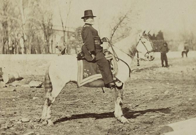 Mayor general George H. Thomas en uniforme del ejército de EE. UU. A horcajadas sobre un caballo blanco.