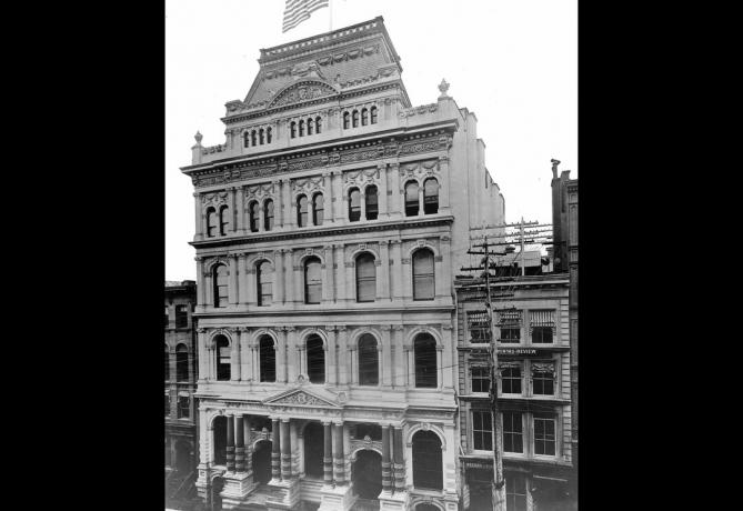 Esta foto, alrededor de 1895, muestra la arquitectura del Segundo Imperio de la Bolsa de Nueva York (NYSE) que se encontraba en el sitio de Broad Street entre diciembre de 1865 y mayo de 1901